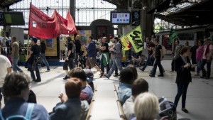 manifestation-de-cheminots-grevistes-le-18-juin-gare-d-austerlitz-a-paris_4926317