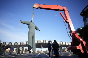 A effigy of a hanging farmer is seen at a highway toll, Friday, Jan. 26, 2024 in Saint-Arnoult, south of Paris. Protesting farmers shut down long stretches of some of France's major motorways on Friday, using their tractors to block and slow traffic and squeeze the government ever more tightly to cede to their demands that growing and rearing food should be made easier and more lucrative. (AP Photo/Christophe Ena)